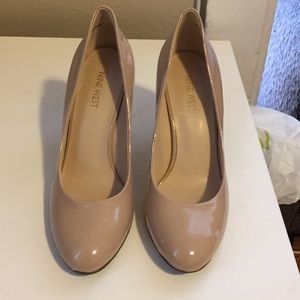 Nude Nine West patent leather pumps